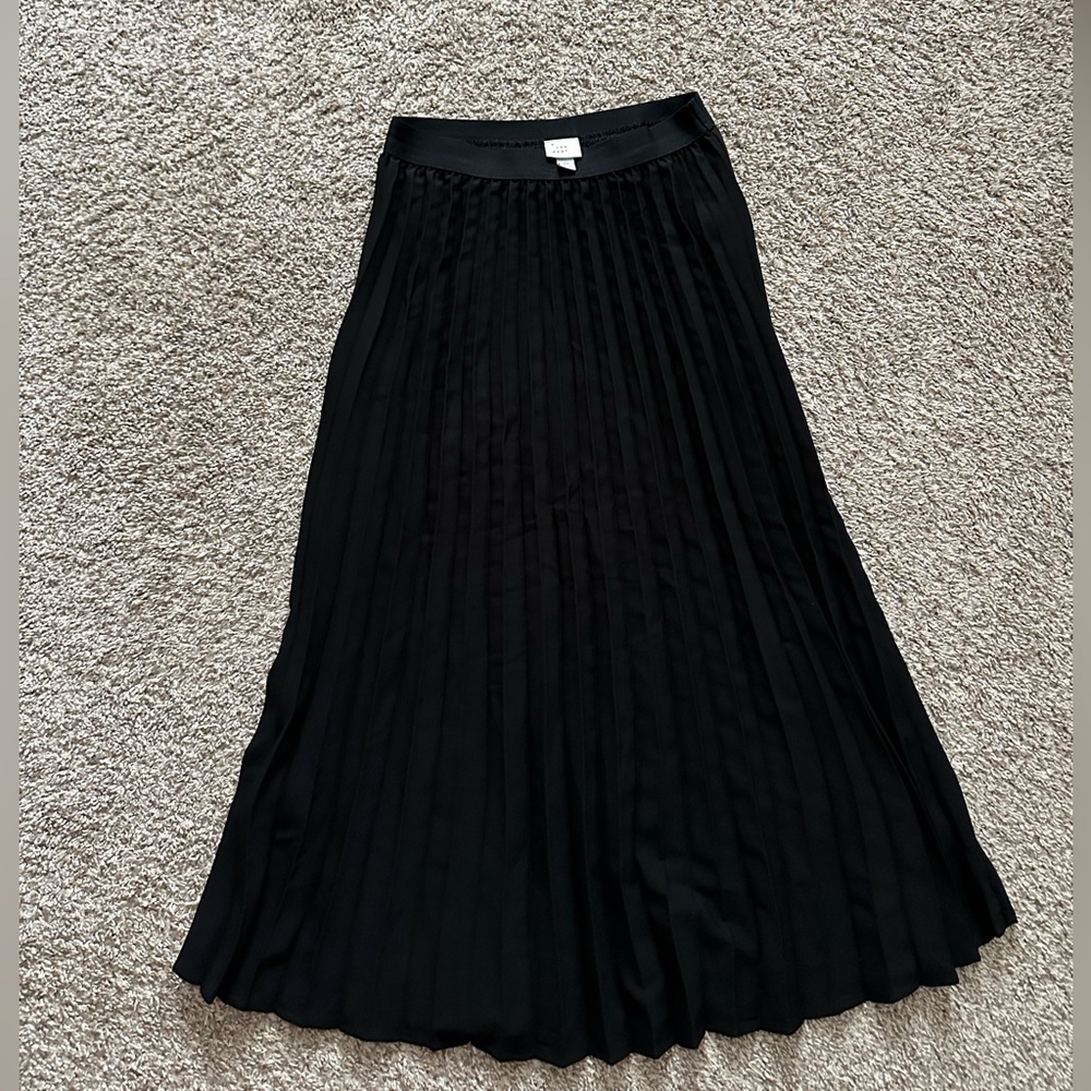 A new day accordion black skirt size xs like new maxi length